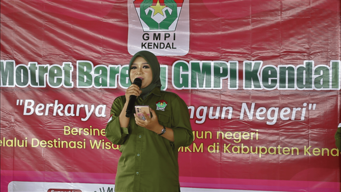 Ketua Panitia Motret Bareng GMPI Kendal, Kharen Puja Risma saat memberikan sambutan di Omah'e Opa Patean Kendal. ARIF/LINGKAR.CO