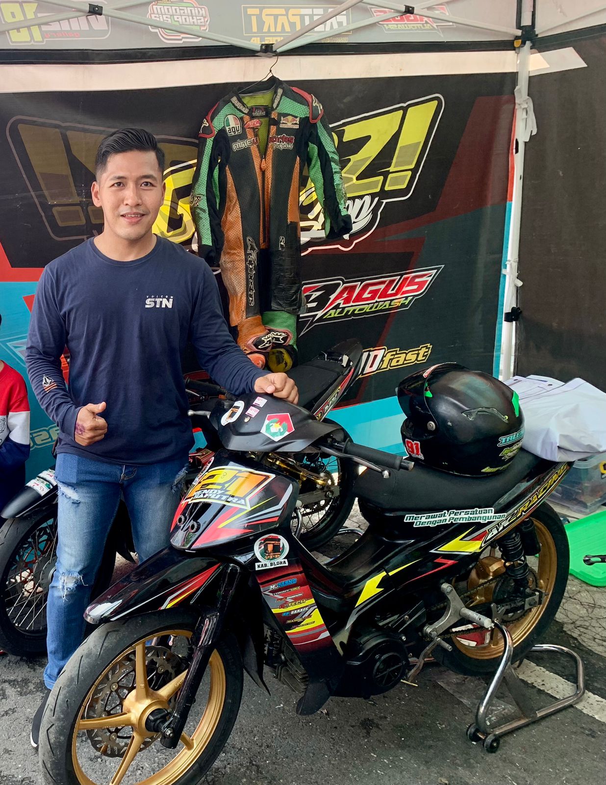 Sekertaris DPC PPP Blora Alfian Aulia Tsani saat berpose dengan motor balap di Road Race Piala Bupati Blora. LILIK/LINGKAR.CO