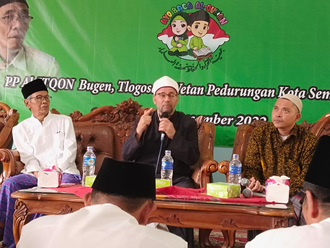 Syaikh Nabil Muhammad Ali (tengah) bersama KH Haris Shodaqoh (Kiri) saat pembukaan Qiraat Centre oleh JQHNU Kota Semarang di Ponpes Al-Itqon, Kota Semarang. DIMAS/LINGKAR.CO
