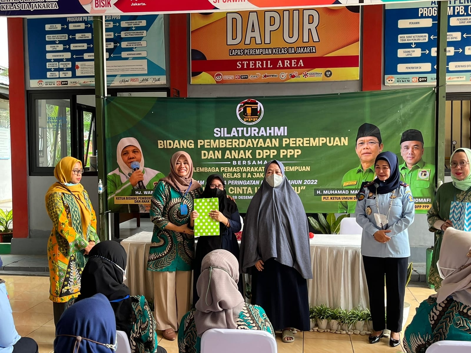 Wasekjend DPP PPP Chairunnisa Yusuf saat memberikan tali kasih kepada Lapas Perempuan Kelas IIA Jakarta, Rabu (28/12/2022). IDRIS/LINGKAR.CO