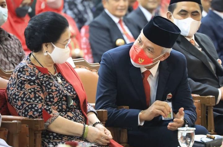 Gubernur Jawa Tengah Ganjar Pranowo bersama Ketuap DPP PDI Perjuangan Megawati Soekarnoputri saat menghadiri pelantikan Plt Wali Kota Semarang, Senin (30/1/2023)/LINGKAR.CO
