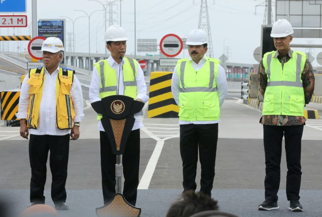 Gubernur Jawa Tengah, Ganjar Pranowo saat mendampingi Presiden Joko Widodo meresmikan Jalan Tol Semarang-Demak Seksi II, Sabtu (25/2/2023). Foto: dokumentasi