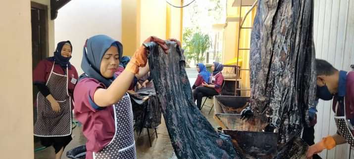 Masyarakat memperlihatkan proses membatik di BLK Blora. Foto: Dok. Lilik Yuliantoro
