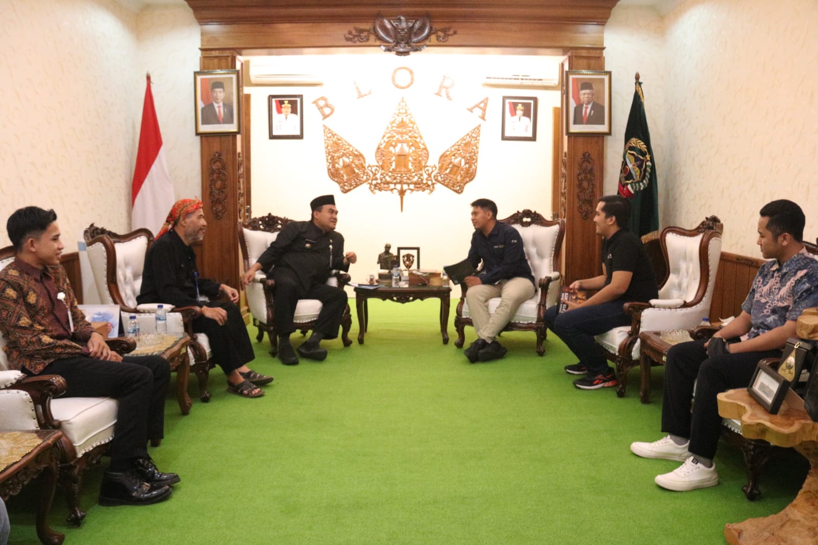 Bupati Arief Rohman saat berdiskusi bersama Dosen Departemen Teknik Pertanian dan Biosistem UGM, Makbul Hajad, dan Ketua Tim Aku Petani Indonesia, Harry Putra Masrul/Dokumentasi Prokompim Kabupaten Blora