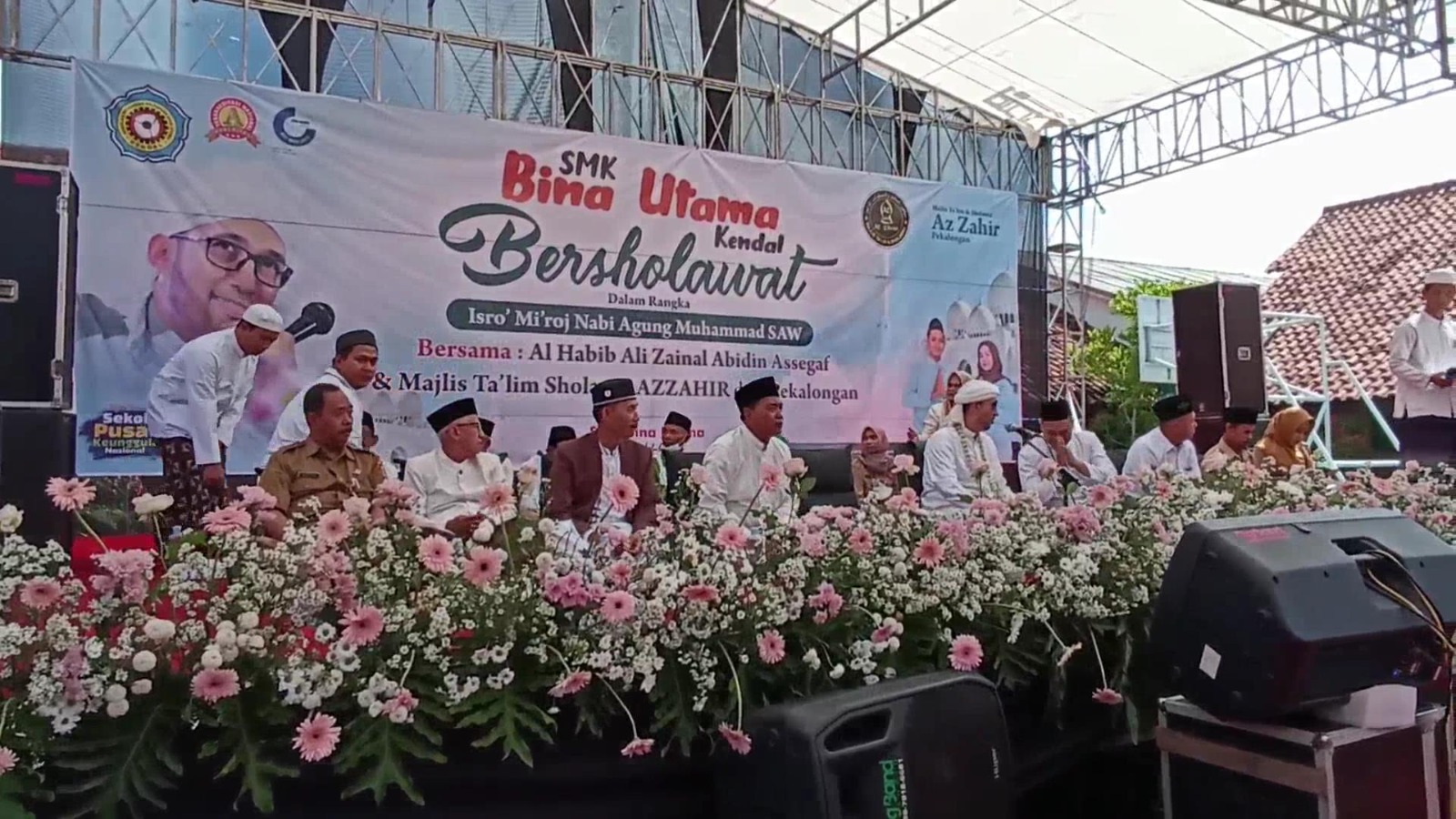 SMK Bina Utama Kendal gelar Sholawat Bersama Az-Zahir dalam rangka memperingati Isra Mi'raj, Senin (20/2/2023)/LINGKAR.CO/Wahyudi