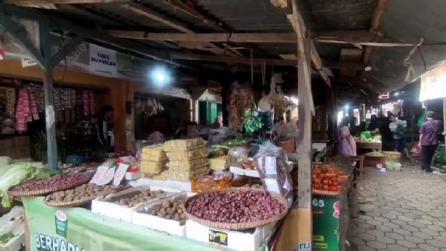 Harga Bawang Merah di Pasar Kendal Berangsur Menurun/LINGKAR.CO/Wahyudi