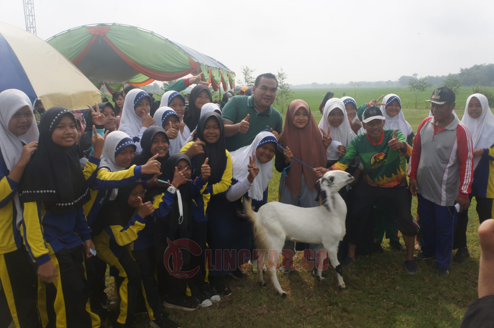 Foto Lilik Yuliantoro Berfoto bersama Bupati Arief Rohman melayani warganya berfoto bersama
