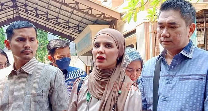 Aldila Jelita saat menghadiri sidang mediasi di Pengadilan Agama, Jakarta Selatan, Senin (13/3/2023)