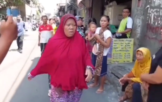 Heboh emak-emak di lokasi kebakaran Pertamina Plumpang . Tangkapan layar video @Heraloebss di Twitter