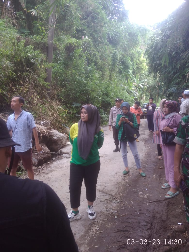 Longsor di Desa jejeg, Nurfasikha gerak cepat/LINGKAR.CO