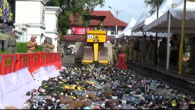Proses pemusnahan 3.894 botol miras di Kabupaten Kendal/ foto: Wahyudi