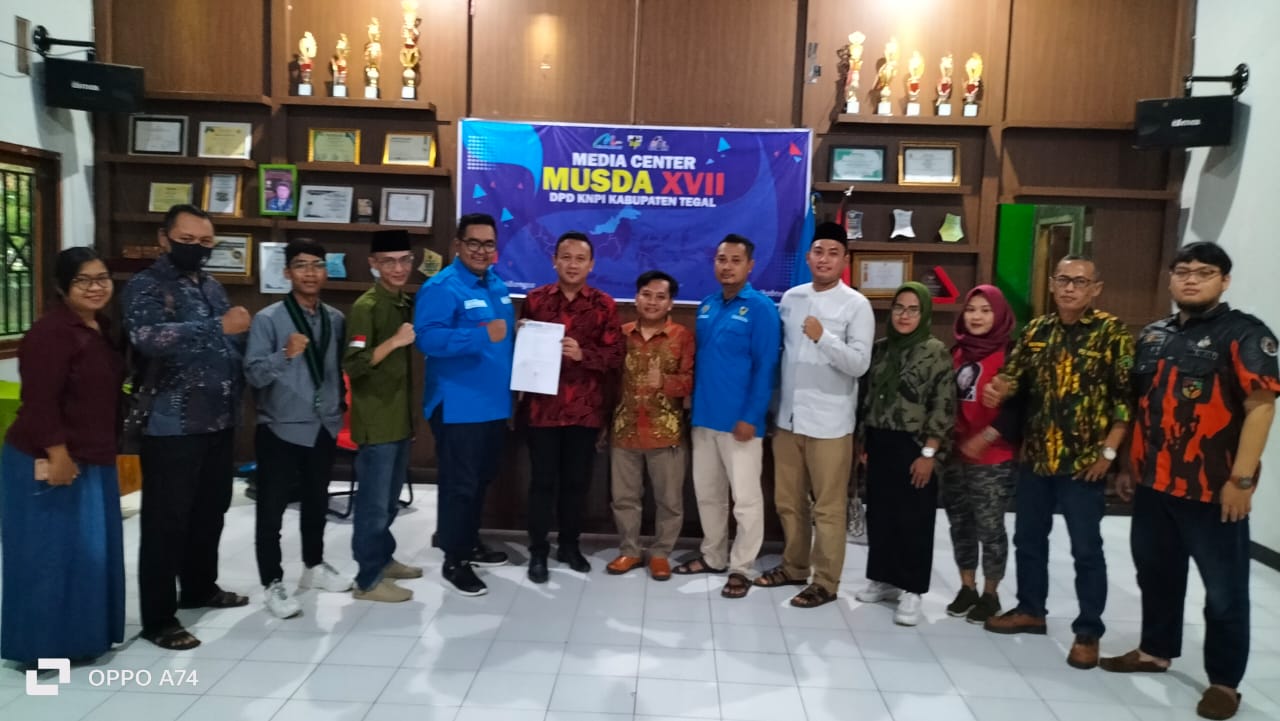 Bintang Aris Lukman menyerahkan Berkas bakal calon Ketua KNPI kab Tegal Periode 2023-2026/LINGKAR.CO/Wahyu