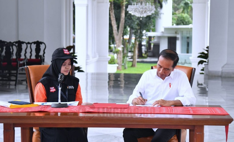 Ketua KPU, Hasyim Asy’ari, mendampingi Presiden Jokowi, saat melakukan coklit di Istana Negara, Selasa (14/3/2023). Foto: Twitter KPU