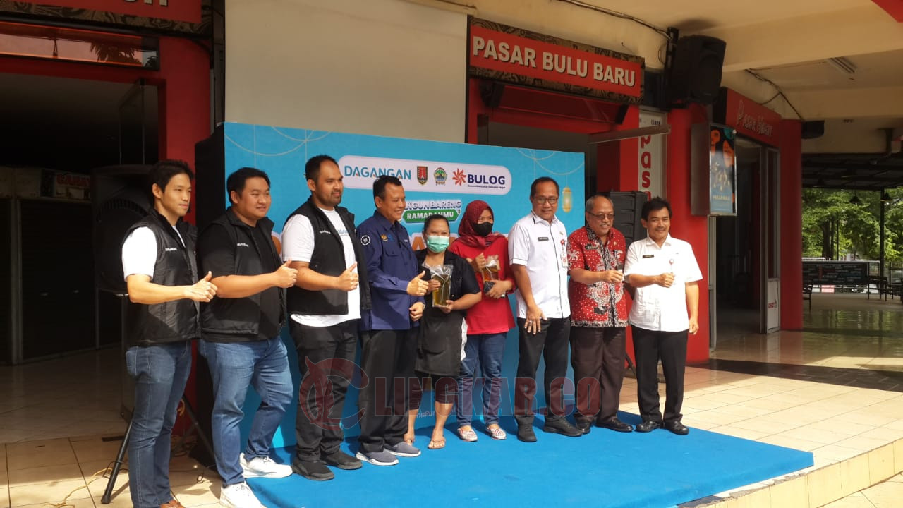 Sekda Kota Semarang, CEO-Co-Founder PT Dagangan Karya Indonesia, Kepala Dinas Perdagangan Kota Semarang dan jawa Tengah berfoto bersama seusai pembukaan Operasi Pasar jelang Bulan Ramadhan di Pasar Bulu. Foto: Rifqi/Lingkar.co