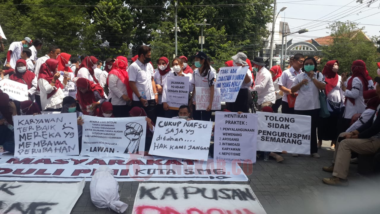 Forum Masyarakat Peduli PMI Kota Semarang saat melakukan aksi unjuk rasa di depan Balai Kota Semarang, Kamis (16/3/2023). Foto: Rifqi/Lingkar co