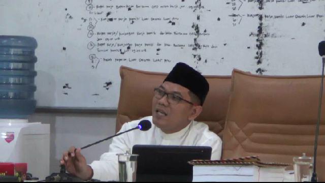 Ketua Komisi D DPRD Kendal, Mahfud Sodiq saat menerima audiensi Kemenag dan Disdikbud Kendal. Foto: Wahyudi/lingkar.co