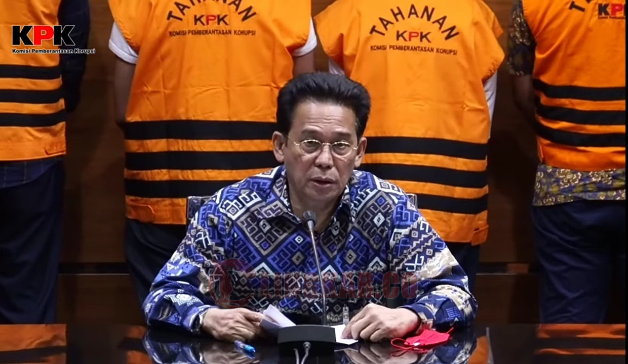 Wakil Ketua KPK, Johanis Tanak, dalam konferensi pers terkait OTT proyek pembangunan dan pemeliharaan jalur kereta api, Kamis (13/4/2023) dini hari. FOTO: Tangkap layar Youtube