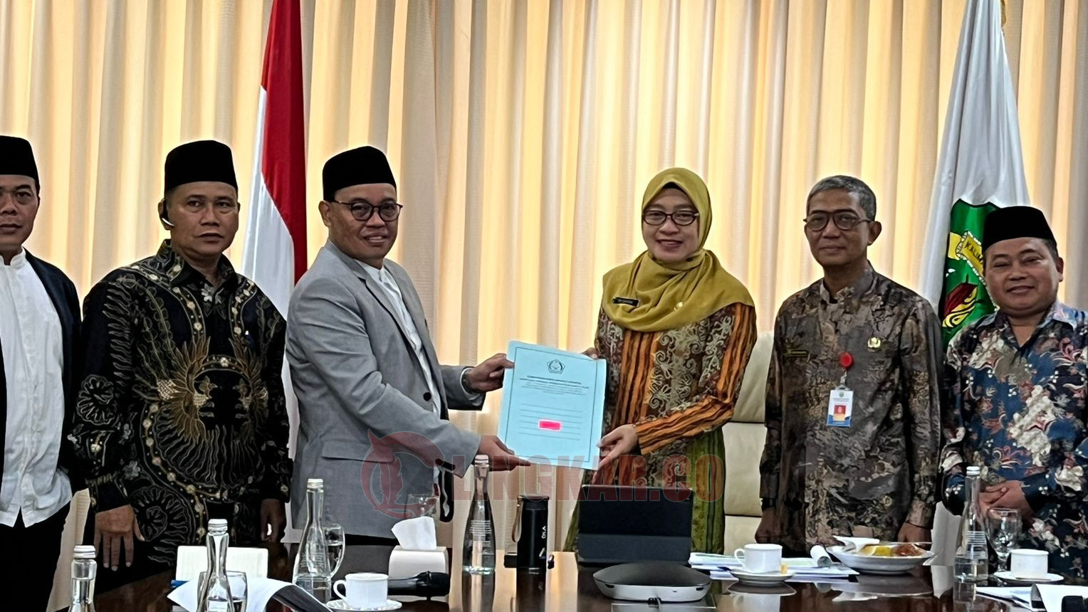 Direktur Penerangan Agama Islam (Penais) Kemenag, Ahmad Zayadi menyerahkan Surat Keputusan (SK) Menteri Agama RI Nomor 321 Tahun 2024 kepada Sekda Provinsi Kalimantan Timur, Sri Wahyuni di ruang kerjanya, Samarinda, Kaltim. Foto : istimewa