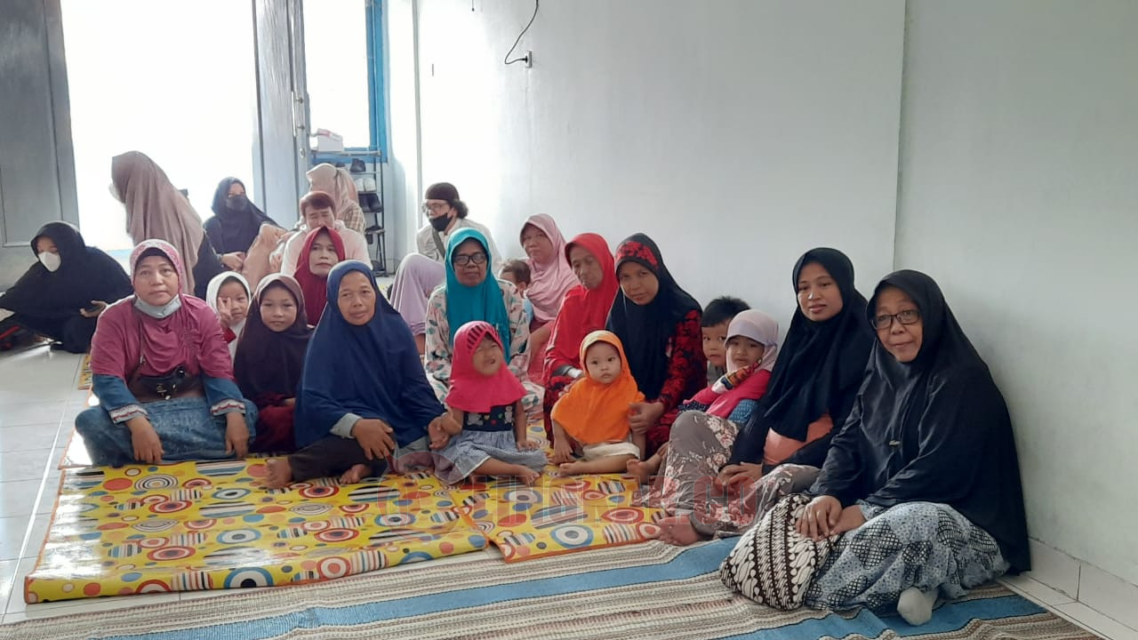 Pengurus Majelis Taklim Pengajian Ibu-ibu As Syifa RSUP Dr Kariadi mengadakan bakti sosial berupa memberikan bantuan paket sembako dan jenis lainnya kepada tiga lembaga mualaf di Semarang, Senin 17 April 2023. (Lingkar.co/dok)