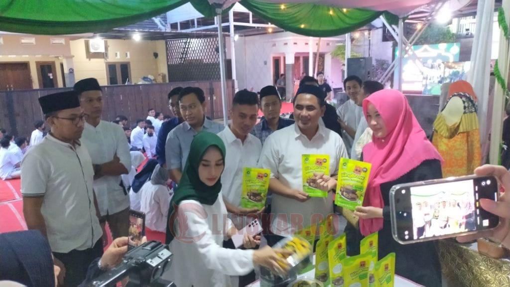 Wagub Jateng Taj Yasin Maimoen (Gus Yasin) melihat stan UMKM mahasiswa di Identix Coffee, Jalan Muntal No 5A, Mangunsari, Gunungpati, Semarang. (Lingkar.co/dok)