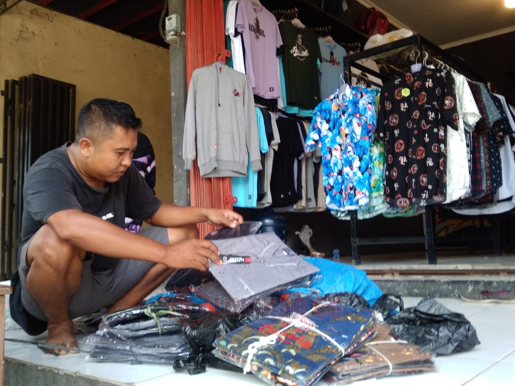 Wahyu saat ditemui di Toko Pakaiannya di Pasar Sidomukti/Foto: Lilik Yuliantoro