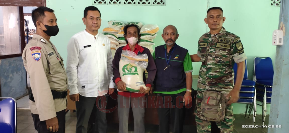 Serahkan bantuan : Lurah Kunden Fiqri Hidayat bagikan bantuan ke Warganya/Foto: Lilik Yuliantoro