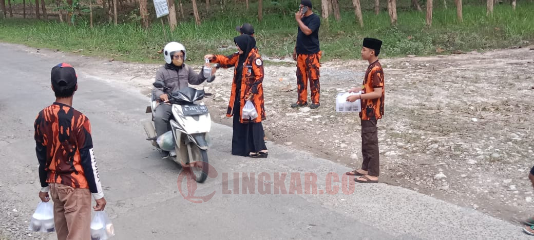 pemuda pancasila Blora bagi-bagi takjil/Foto: Lilik Yuliantoro