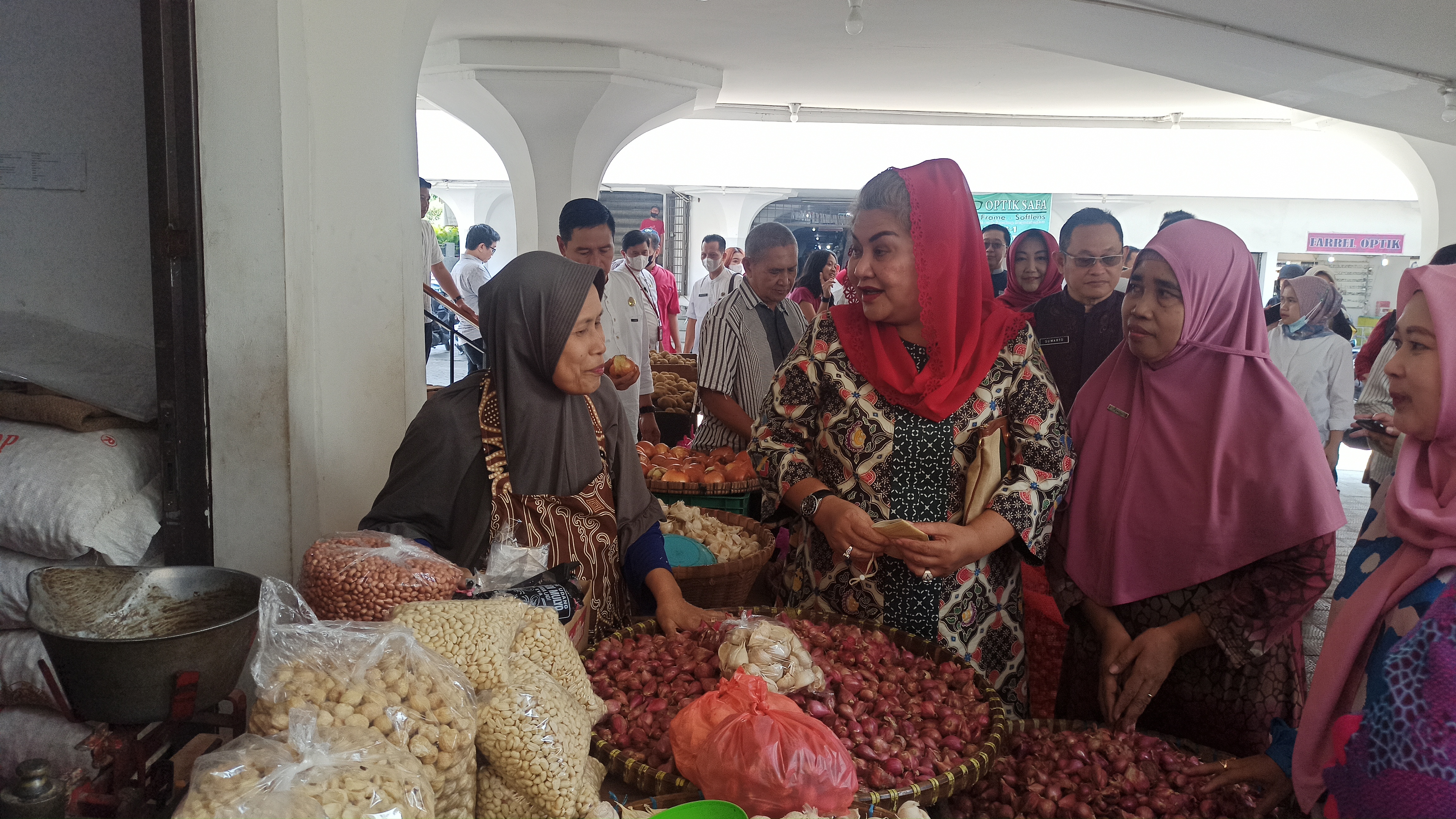 Wali Kota Semarang Hevearita G Rahayu meminta ASN belanja di pasar tradisional menjelang Lebaran 2023. (Lingkar.co/Alan Henry)