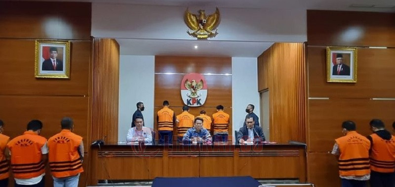 Wakil Ketua KPK, Johanis Tanak, dalam konferensi pers terkait dugaan suap proyek pembangunan dan pemeliharaan jalur kereta api, Kamis (13/4/2023) dini hari. FOTO: Tangkap layar Youtube