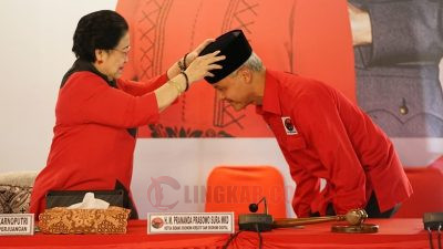 Ketua Umum PDIP, Megawati Soekarnoputri, menyematkan peci hitam kepada Ganjar Pranowo, saat deklarasi capres, Jumat (21/4/2023). FOTO: Dok. PDIP