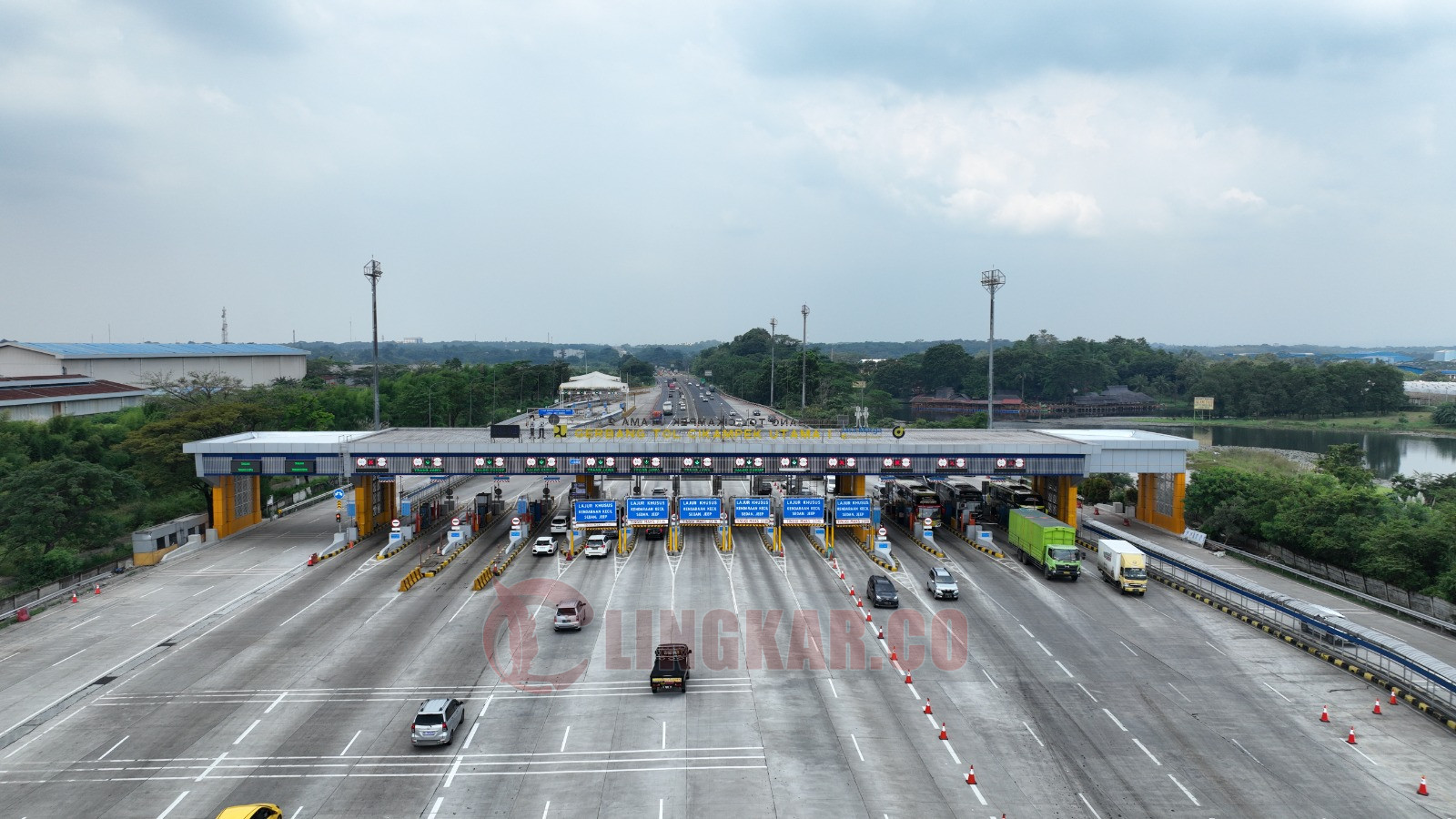 Gerbang Tol Kalikangkung Kendal dan Gerbang Tol Cikarang Utama. H-6 Lebaran, PT Jasamarga Transjawa Tol mencatat 56 Ribu Kendaraan Tinggalkan Jakarta.(Lingkar.co/dok)