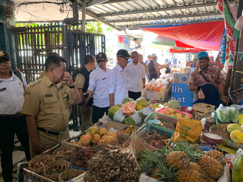 Foto: Plt Disdag Kota Semarang, Fajar Purwoto, saat melakukan pemantauan di Pasar Gayamsari