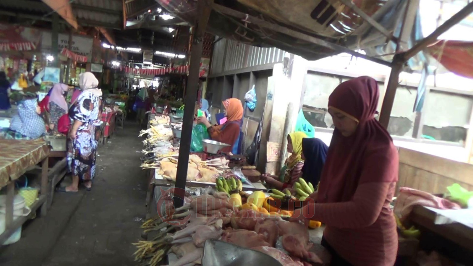 MENDEKATI LEBARAN HARGA DAGING AYAM TURUN SERIBU RUPIAH SEDANGKAN HARAG SAYUR DAN BUMBU DAPUR STABIL/Foto : Wahyudi
