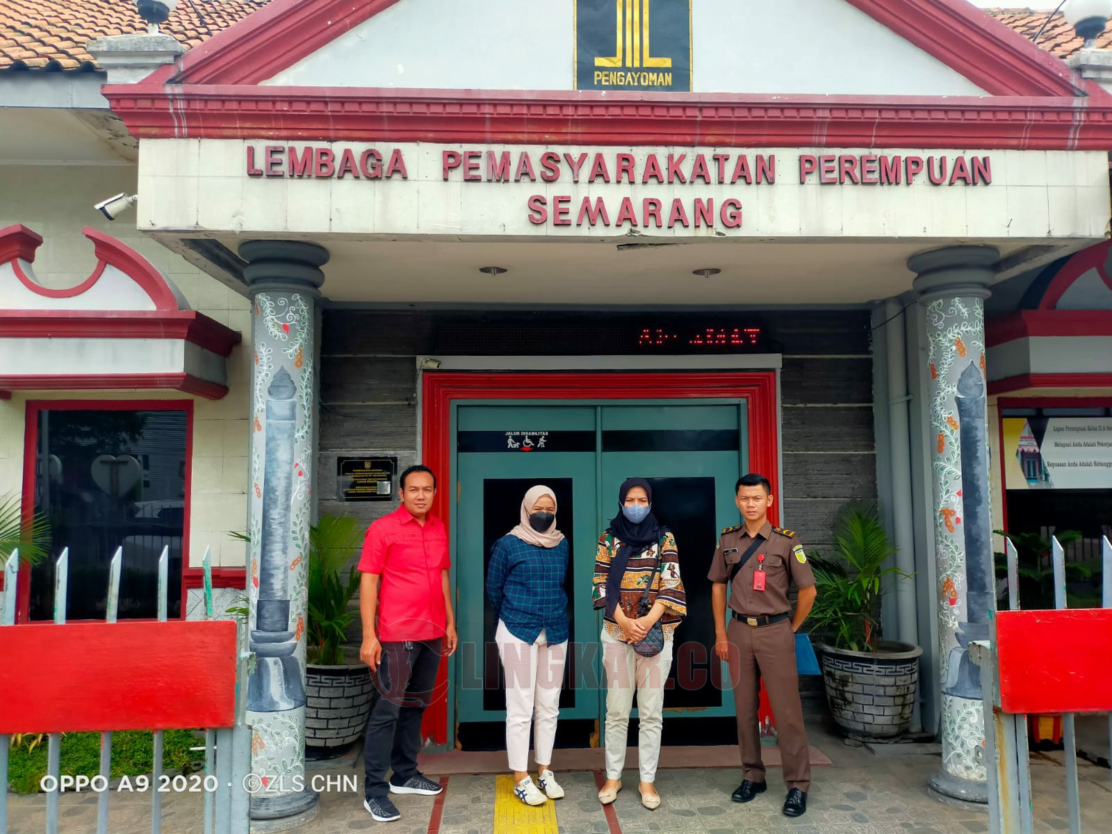 Aparat dari Lapas Bulu, Reserse Polwan dan penyidik Tepiter Polrestabes Semarang membawa Ika Kurniawati (dua dari kanan), terpidana pengalihan barang jaminan fidusia di Lapas Perempuan Bulu Semarang. (Lingkar.co/dok)