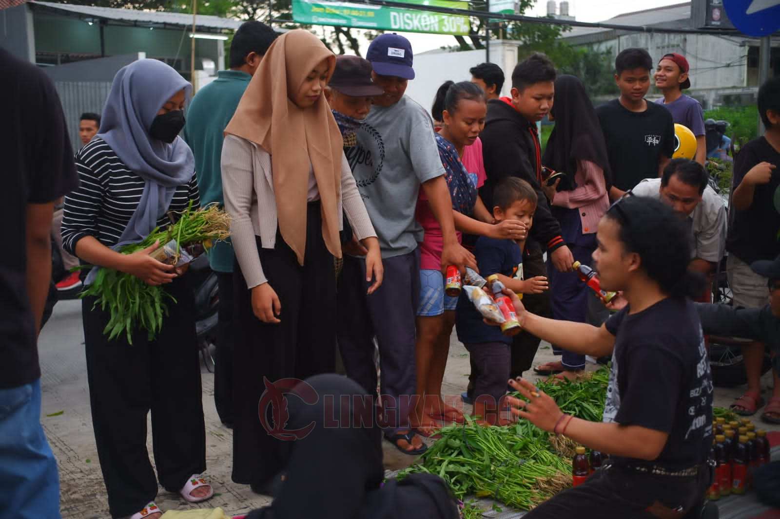Sekelompok anak muda Kota Semarang memprotes salah satu kebijakan pemerintah dengan mendirikan pasar gratis di depan Kampus UPGRIS, Jalan Gajah Raya Gayamsari, Semarang, Jumat 7 April 2023. (Lingkar.co/dok)