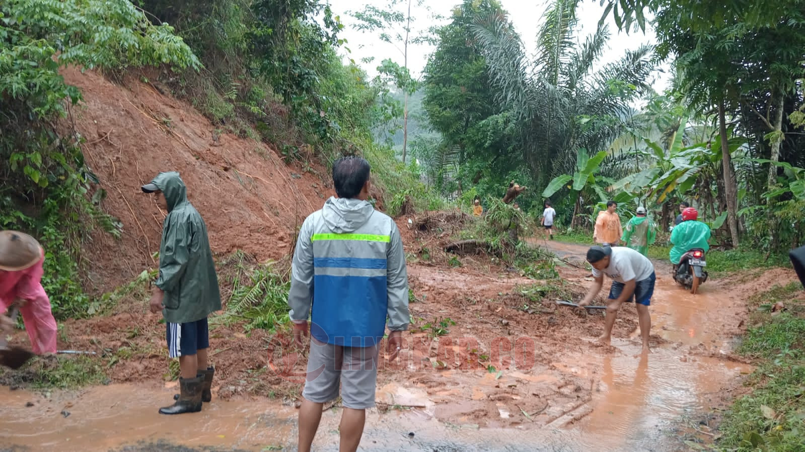 Proses Pembersihan Reruntuhan Longsor oleh warga Kedungboto/Foto: Wahyudi
