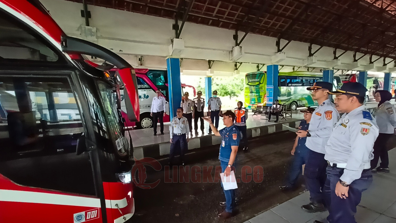 Petugas Dishub ketika melakukan pengecekan kelayakan armada bus AKAP di Terminal Mangkang, Senin (10/4/2023)/Foto : Alan Henry