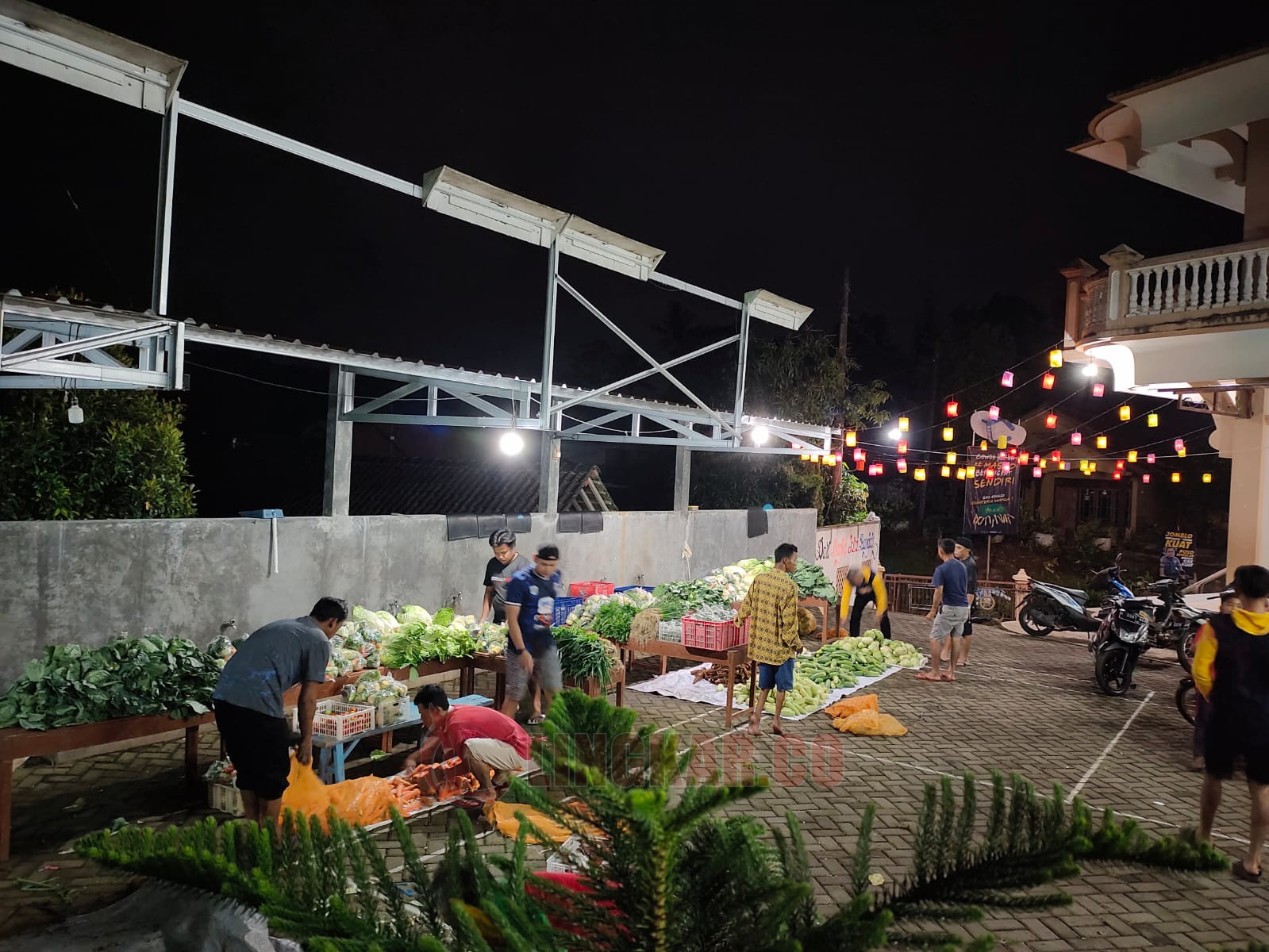 Pemuda Resmuka asal Desa Kalibogor, Sukorejo, Kendal rutin sedekah sayur dan bersihkan masjid. (Lingkar.co/Wahyudi)