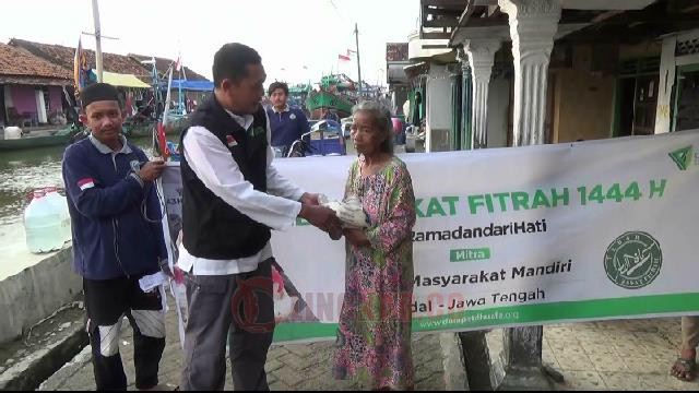 Relawan Dompet Duafa bagikan beras zakat pada janda di Kampung nelayan Nesa Karangsari Kendal/Foto: Wahyudi