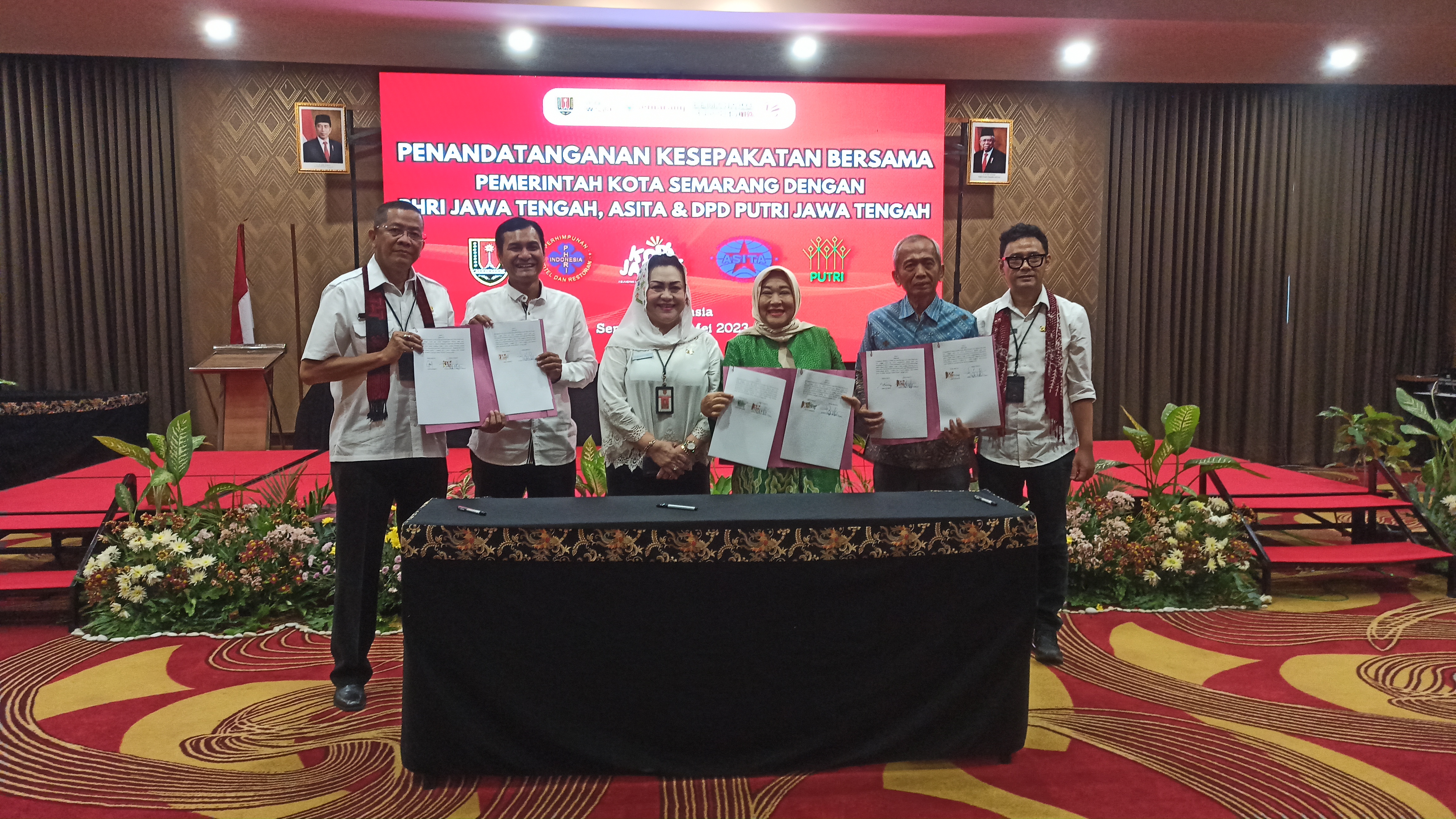 Disbudpar Kota Semarang bersama PHRI Jawa Tengah, Asita, dan DPD Puteri Jawa Tengah lakukan penandatanaganan MoU, uaoaya meningkatkan sektor pariwisata di Kota Semarang/Foto: Alan Henry