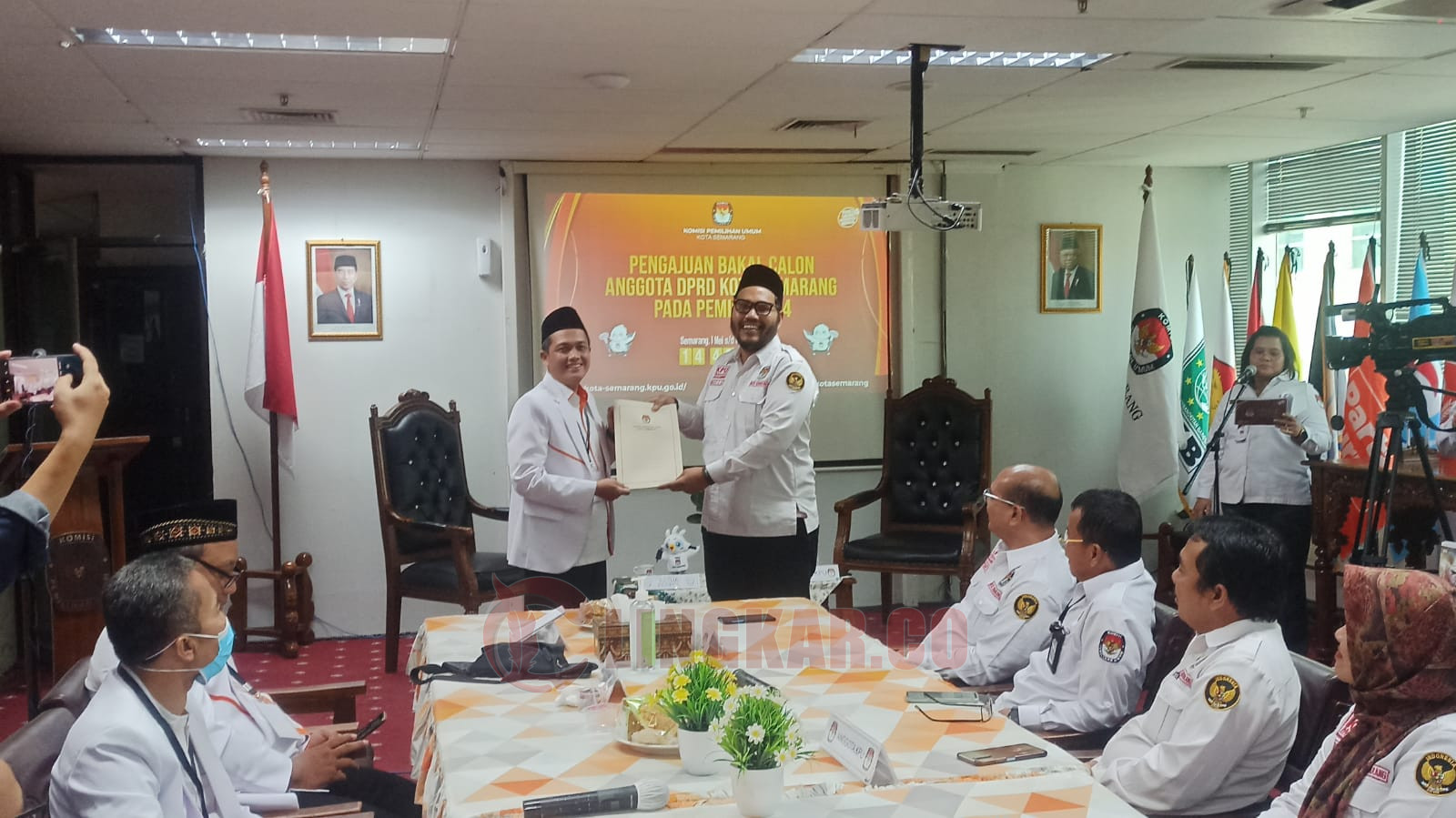 Ketua DPD PKS Kota Semarang, Suharsono, menyerahkan berkas pendaftaran bakal caleg kepada Ketua KPU Kota Semarang, Henry Casandra Gultom di kantor KPU setempat, Senin (8/5/2023). FOTO: Alan Henry