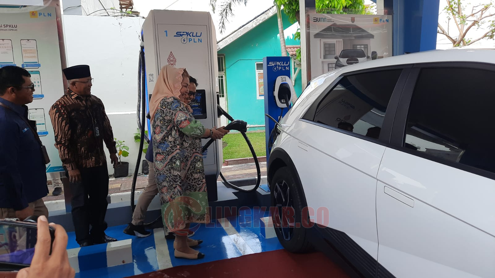 Wali Kota Semarang, Hevearita Gunaryanti Rahayu, saat meresmikan SPKLU di Balai Kota Semarang, Selasa (2/5/2023). FOTO: Alan Henry/Lingkar.co