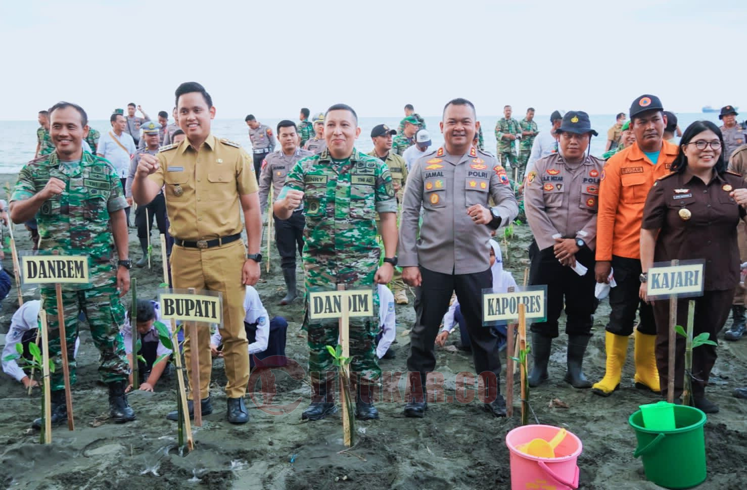 Bupati Kendal bersama Jajaran Forkopimda saat menanam pohon mangrove di Pantai Ngebum, Kaliwungu/Foto: Wahyudi