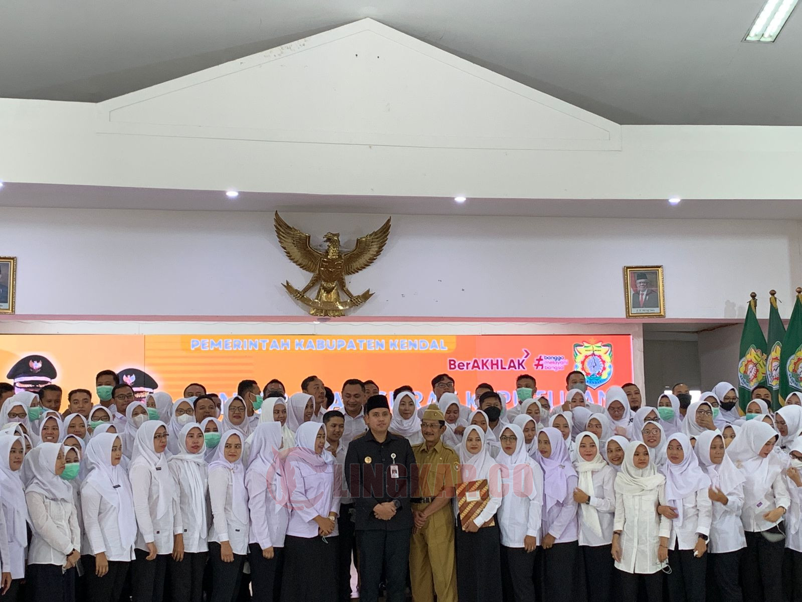 Sebanyak 162 Tenaga Kesehatan Pegawai Pemerintah dengan Perjanjian Kerja (PPPK) Jabatan Fungsional Formasi Tahun 2022, menerima Surat Keputusan (SK) yang diserahkan Bupati Kendal Dico M. Ganinduto di Pendopo Tumenggung Bahurekso Senin (5/6/2023). Foto: Wahyudi