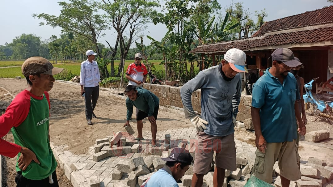 Saiful Ariifin saat melakukan sidak pembangunan jalan di Desa Mojorembun/Foto: Lilik Yuliantoro