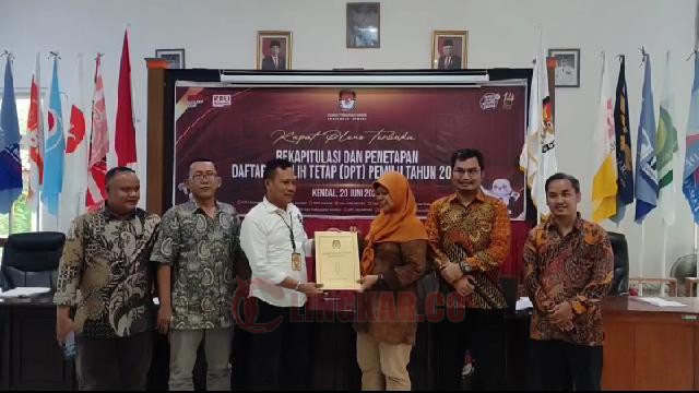 Penyerahan Salinan DPT kepada stakholder terkait, seperti Bawaslu, Diskominfo, Polres, Kodim, dan Kejaksaan Negeri Kabupaten Kendal/Foto: Wahyudi
