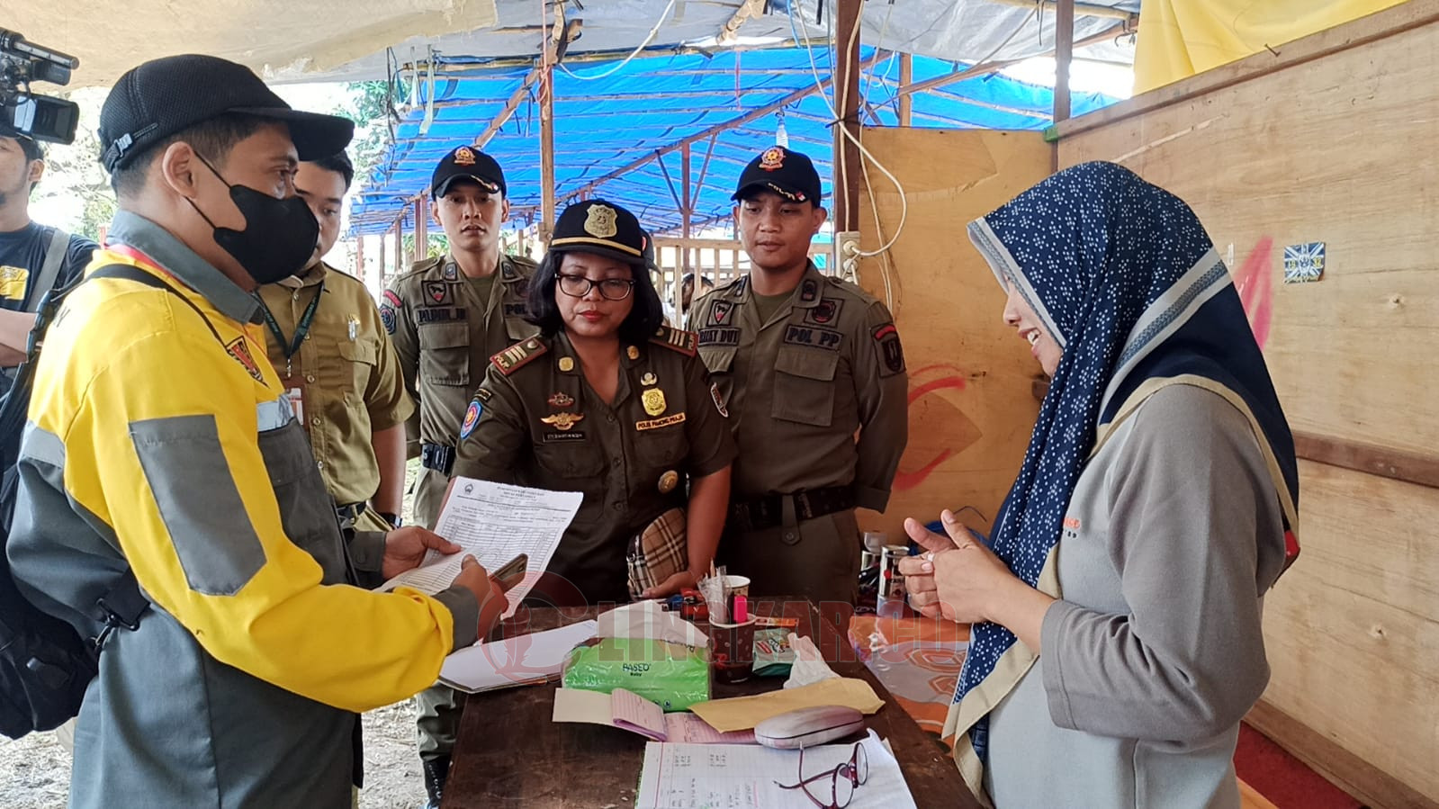 Petugas gabungan ketika melakukan sidak penjual hewan kurban. By Alan Henry