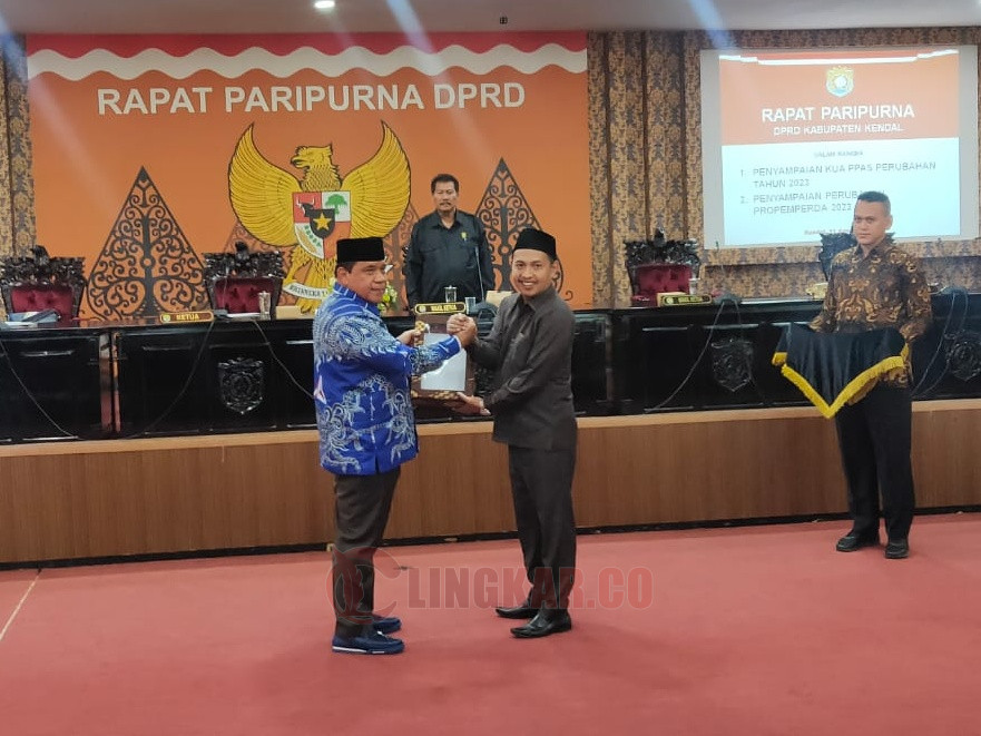 Wakil Bupati Kendal, Windu Suko Basuki menyerahkan berkas kepada ketua DPRD Kendal Muhammad Makmjn dalam pembukaan rapat paripurna. Fy: Wahyudl/lingkar.co