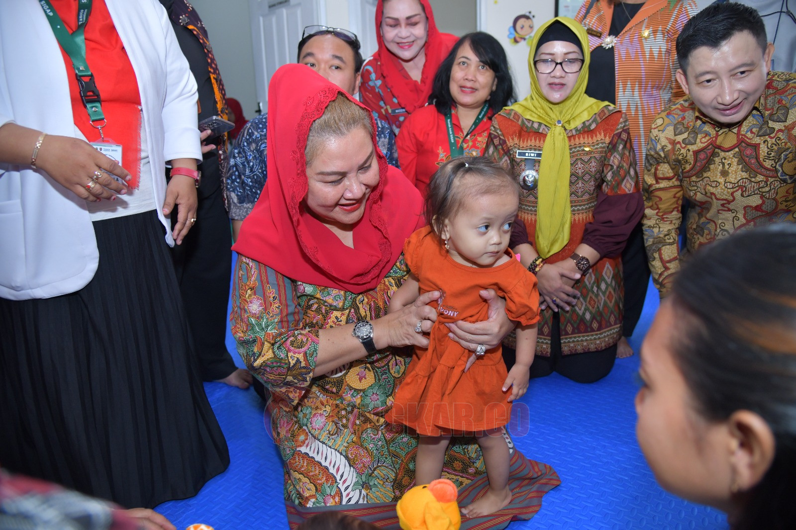 Foto: Wali Kota Semarang, Hevearita Gunaryanti Rahayu sangat menggendong balita disela peresmian Rumah Sigap (Siapkan Generasi Anak Berprestasi) di Kelurahan Bandarharjo, Kecamatan Semarang Utara, Kota Semarang. (dok)