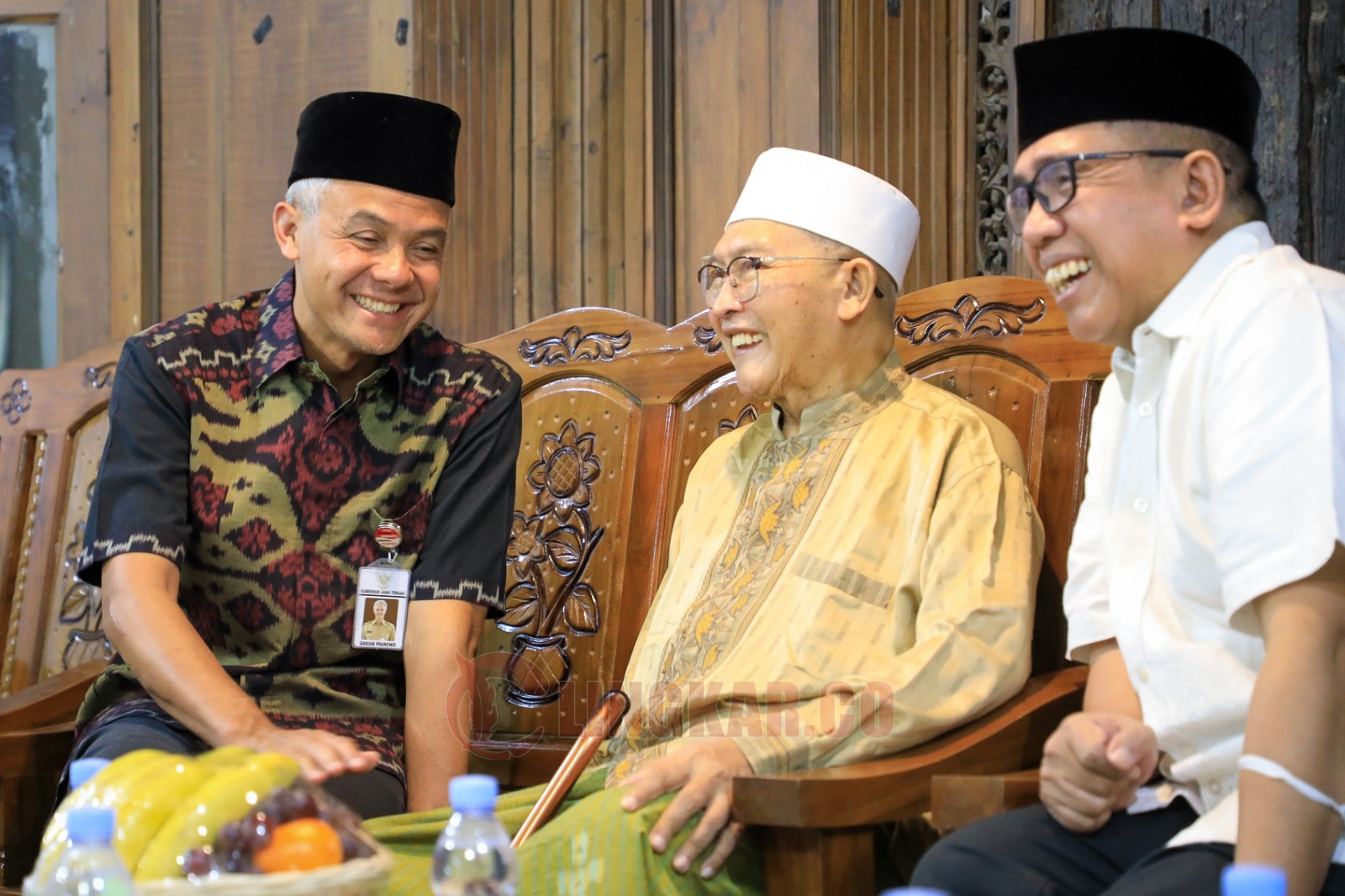 Gubernur Jawa Tengah Ganjar Pranowo sowan kepada KH Abdul Rozaq Shafawi, pengasuh Pondok Pesantren Al-Muayyad, Mangkuyudan, Solo, Selasa (8/8/2023)/Foto: dokumentasi